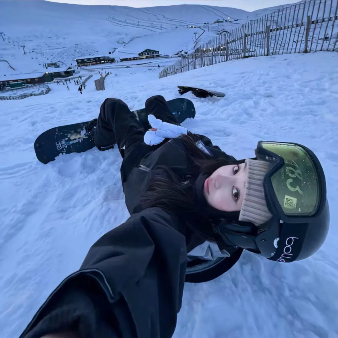 玻璃橱窗中的姑娘
